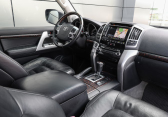 Подержанный автомобиль Toyota Land Cruiser Suv 2013 года (8 фото)