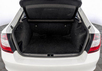 Подержанный автомобиль Skoda Rapid Liftback 2017 года (10 фото)