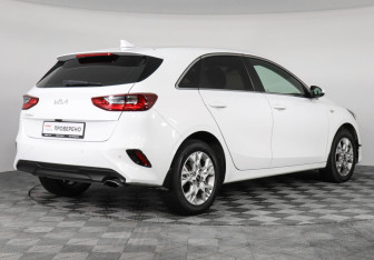Подержанный автомобиль Kia Ceed Hatchback 2022 года (5 фото)
