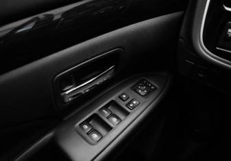 Подержанный автомобиль Mitsubishi Outlander 2016 года (15 фото)