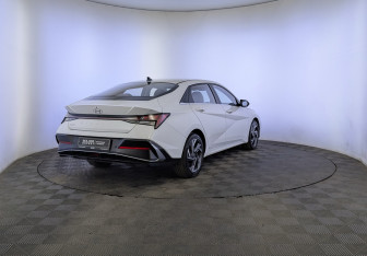 Подержанный автомобиль Hyundai Elantra Sedan 2023 года (5 фото)