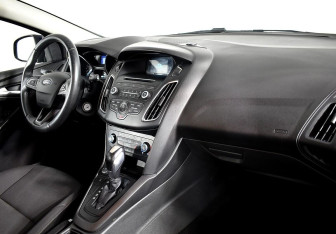 Подержанный автомобиль Ford Focus Hatchback 2017 года (8 фото)