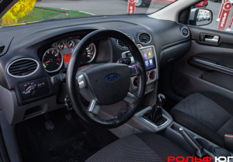 Подержанный автомобиль Ford Focus Hatchback 2010 года (12 фото)