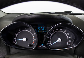 Подержанный автомобиль Ford Fiesta Sedan 2015 года (11 фото)