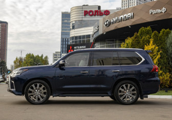 Подержанный автомобиль Lexus LX 2017 года (6 фото)