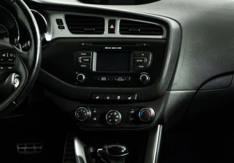 Подержанный автомобиль Kia Ceed Hatchback 2013 года (10 фото)