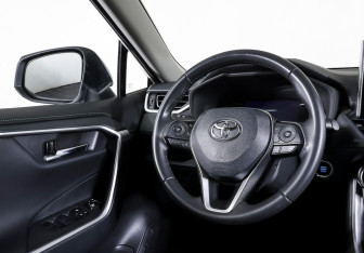 Подержанный автомобиль Toyota RAV4 2023 года (16 фото)