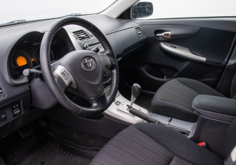 Подержанный автомобиль Toyota Corolla Sedan 2008 года (9 фото)