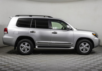 Подержанный автомобиль Toyota Land Cruiser Suv 2013 года (4 фото)