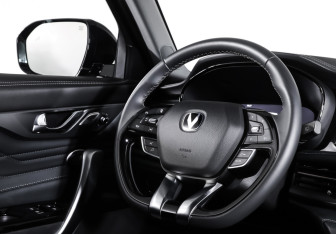 Подержанный автомобиль Changan CS95 2023 года (17 фото)