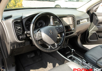 Подержанный автомобиль Mitsubishi Outlander 2021 года (13 фото)