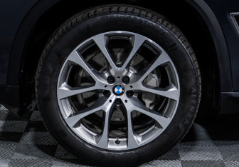 Подержанный автомобиль BMW X5 2019 года (15 фото)