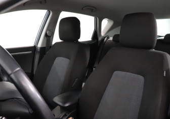 Подержанный автомобиль Kia Ceed Hatchback 2010 года (17 фото)