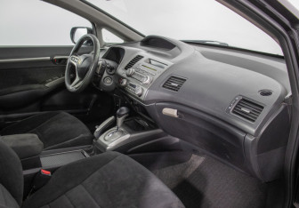 Подержанный автомобиль Honda Civic Sedan 2010 года (9 фото)