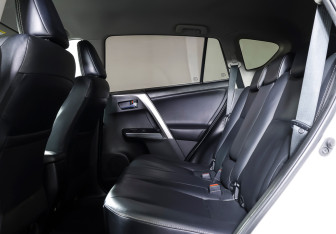 Подержанный автомобиль Toyota RAV4 2016 года (12 фото)