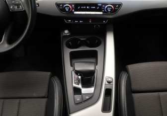 Подержанный автомобиль Audi A4 Sedan 2021 года (9 фото)