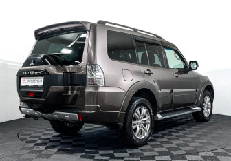 Подержанный автомобиль Mitsubishi Pajero 2015 года (5 фото)