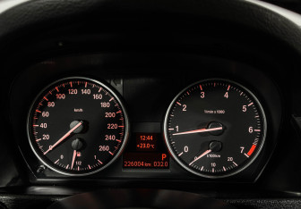 Подержанный автомобиль BMW X1 2011 года (13 фото)