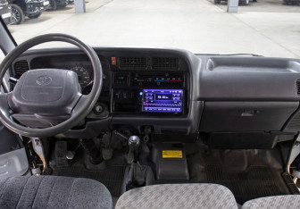 Подержанный автомобиль Toyota HiAce 2002 года (12 фото)