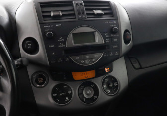 Подержанный автомобиль Toyota RAV4 2008 года (9 фото)