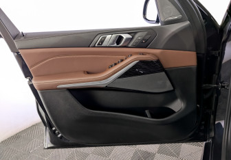 Подержанный автомобиль BMW X5 2024 года (19 фото)