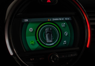 Подержанный автомобиль MINI Hatch 2020 года (15 фото)
