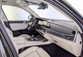 Подержанный автомобиль BMW X7 2021 года (11 фото)
