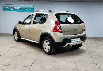 Подержанный автомобиль Renault Sandero 2013 года (7 фото)