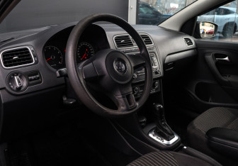 Подержанный автомобиль Volkswagen Polo Sedan 2012 года (11 фото)