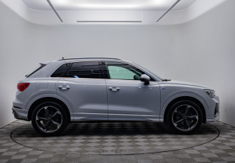 Подержанный автомобиль Audi Q3 2021 года (4 фото)