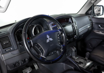 Подержанный автомобиль Mitsubishi Pajero 2015 года (8 фото)