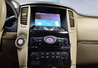 Подержанный автомобиль Infiniti QX70 2015 года (17 фото)