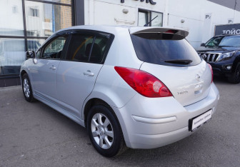 Подержанный автомобиль Nissan Tiida Hatchback 2010 года (7 фото)