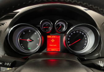 Подержанный автомобиль Opel Insignia Sedan 2011 года (11 фото)