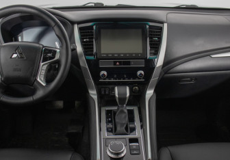 Подержанный автомобиль Mitsubishi Montero Sport 2023 года (14 фото)