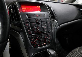 Подержанный автомобиль Opel Astra Hatchback 2012 года (18 фото)