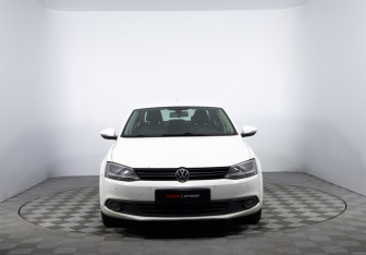 Подержанный автомобиль Volkswagen Jetta Sedan 2013 года (2 фото)
