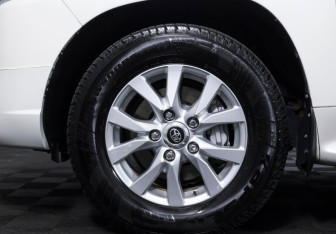 Подержанный автомобиль Toyota Land Cruiser Suv 2015 года (26 фото)
