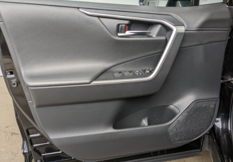 Подержанный автомобиль Toyota RAV4 2022 года (9 фото)