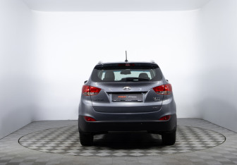 Подержанный автомобиль Hyundai ix35 2011 года (6 фото)
