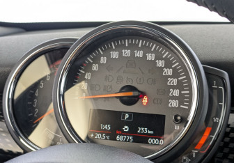 Подержанный автомобиль MINI Hatch 2019 года (17 фото)