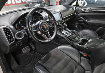 Подержанный автомобиль Porsche Cayenne 2016 года (16 фото)