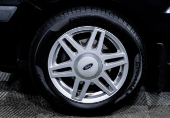 Подержанный автомобиль Ford Fusion 2006 года (14 фото)