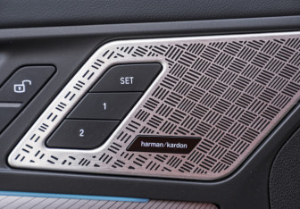 Подержанный автомобиль BMW X1 2023 года (17 фото)