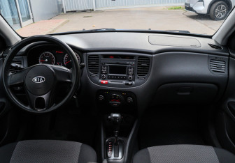 Подержанный автомобиль Kia Rio Hatchback 2010 года (9 фото)