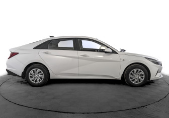Подержанный автомобиль Hyundai Elantra Sedan 2022 года (4 фото)