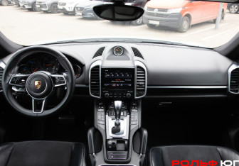 Подержанный автомобиль Porsche Cayenne 2017 года (12 фото)