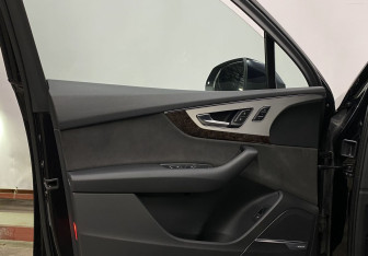 Подержанный автомобиль Audi Q7 2015 года (21 фото)