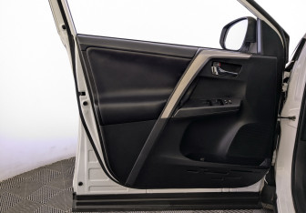 Подержанный автомобиль Toyota RAV4 2018 года (19 фото)