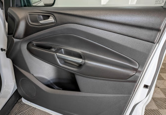 Подержанный автомобиль Ford Kuga 2017 года (24 фото)